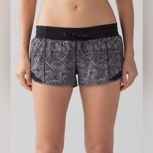 Lululemon Hotty Hot Short 2.5". Formation Alpine White Black / Black. Size 6.